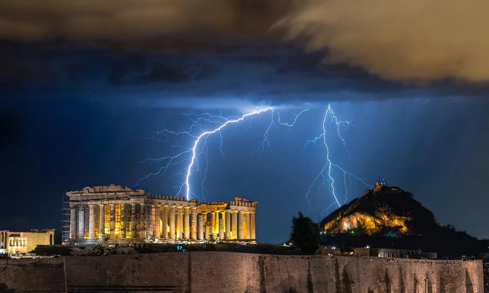 Χαλάει για τα καλά από αύριο ο καιρός: Η «ψυχρή λίμνη» φέρνει τριήμερο με ισχυρές βροχές, κεραυνούς και κίνδυνο πλημμυρών